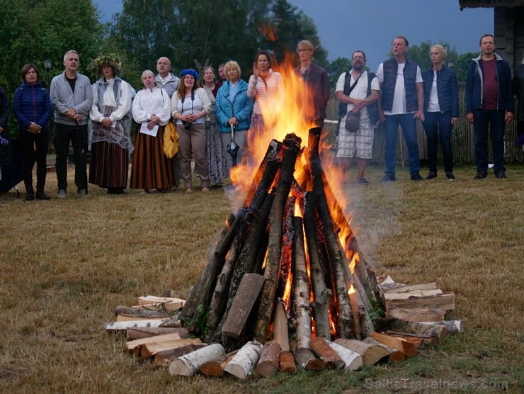 Vasaras saulgriežu laikā patriotiski noskaņoti cilvēki izgaismojuši Latviju, apejot tai apkārt 226316