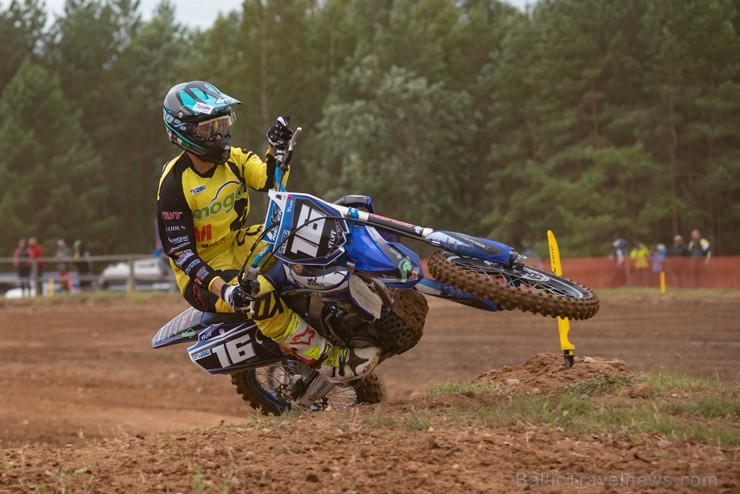 Dobelē norisinās cīņas Latvijas čempionātā motokrosā 226597