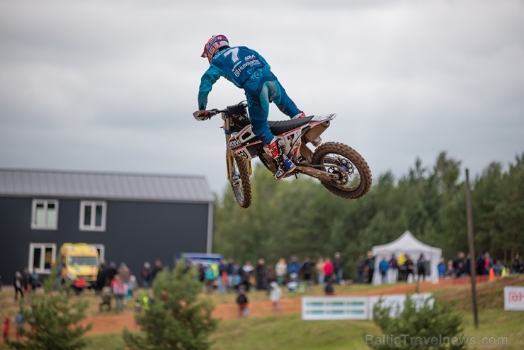 Dobelē norisinās cīņas Latvijas čempionātā motokrosā 226601