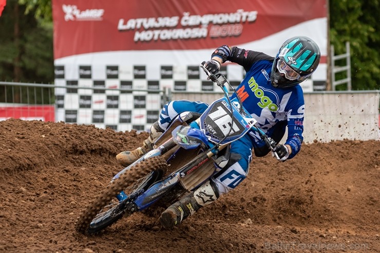 Dobelē norisinās cīņas Latvijas čempionātā motokrosā 226604