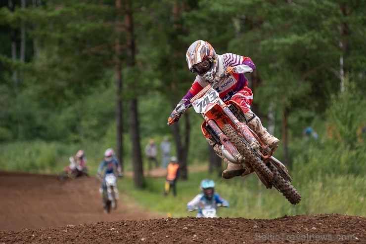 Dobelē norisinās cīņas Latvijas čempionātā motokrosā 226608
