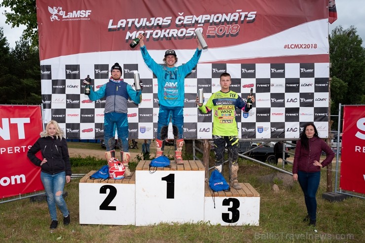 Dobelē norisinās cīņas Latvijas čempionātā motokrosā 226613