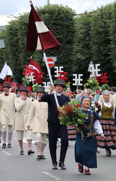 Dziesmu un deju svētku atklāšanas gājiens pulcē Rīgā visus Latvijas novadus (101-200) 226628