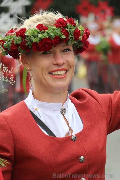 Dziesmu un deju svētku atklāšanas gājiens pulcē Rīgā visus Latvijas novadus (101-200) 226640