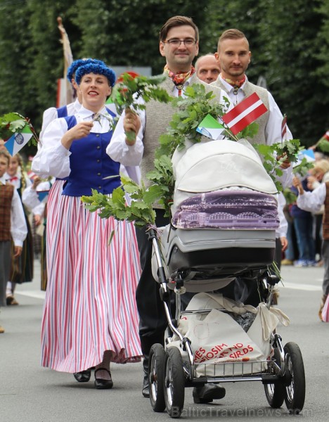 Dziesmu un deju svētku atklāšanas gājiens pulcē Rīgā visus Latvijas novadus (101-200) 226648