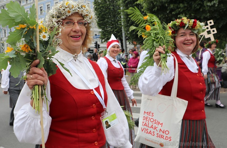 Dziesmu un deju svētku atklāšanas gājiens pulcē Rīgā visus Latvijas novadus (101-200) 226667