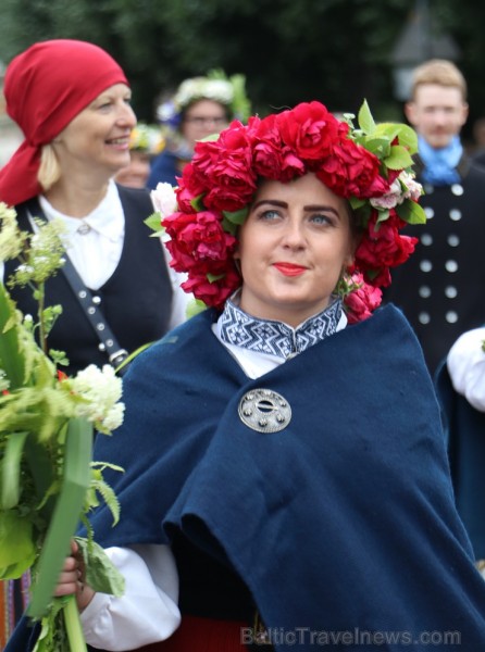 Dziesmu un deju svētku atklāšanas gājiens pulcē Rīgā visus Latvijas novadus (101-200) 226682