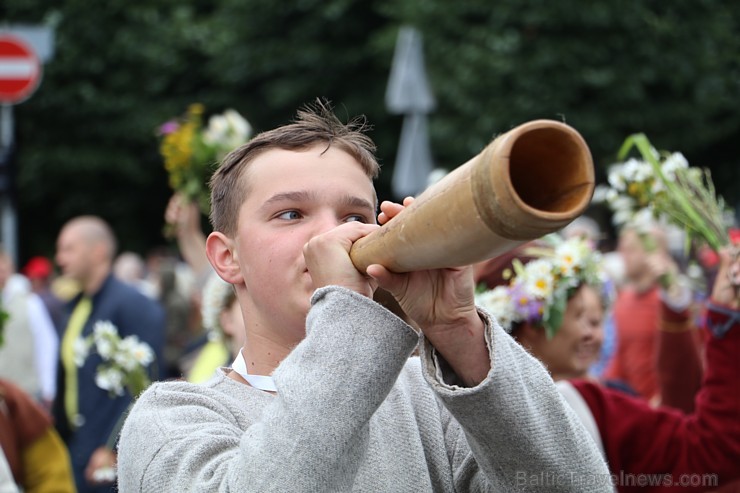 Dziesmu un deju svētku atklāšanas gājiens pulcē Rīgā visus Latvijas novadus (101-200) 226687