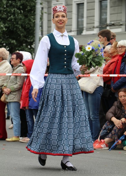 Dziesmu un deju svētku atklāšanas gājiens pulcē Rīgā visus Latvijas novadus (101-200) 226700