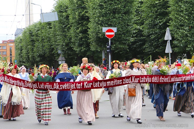 Dziesmu un deju svētku atklāšanas gājiens pulcē Rīgā visus Latvijas novadus (201-300) 226716