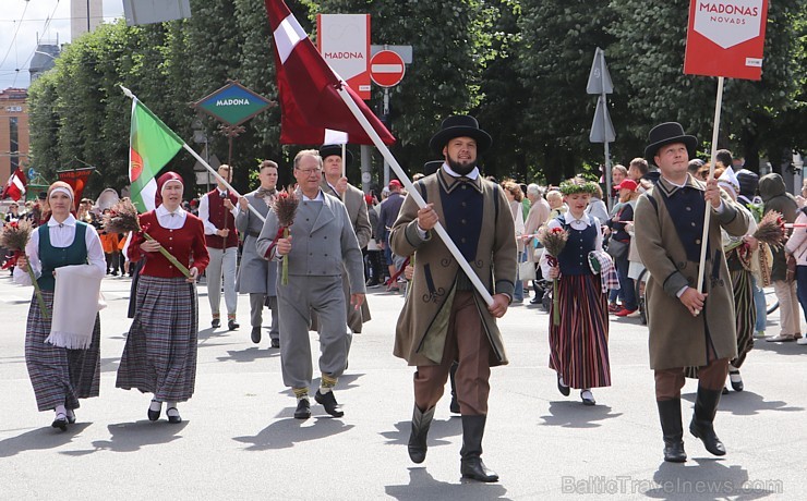 Dziesmu un deju svētku atklāšanas gājiens pulcē Rīgā visus Latvijas novadus (201-300) 226736