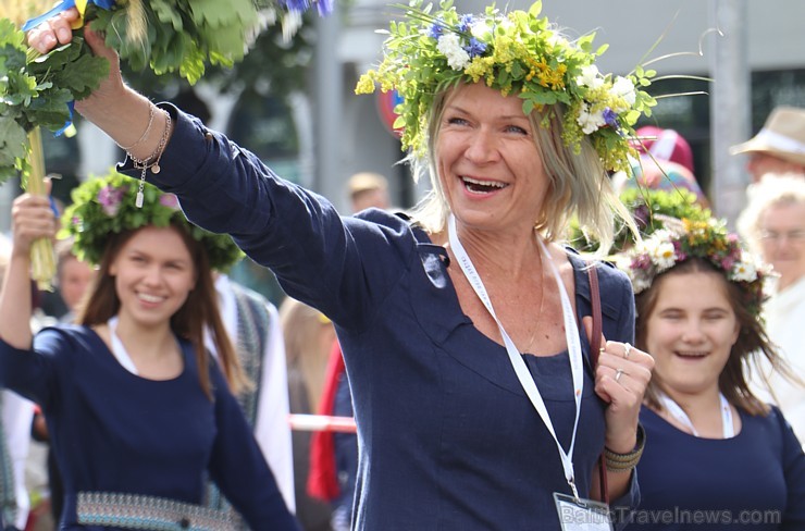 Dziesmu un deju svētku atklāšanas gājiens pulcē Rīgā visus Latvijas novadus (201-300) 226741