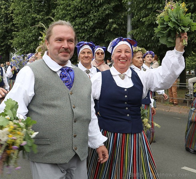 Dziesmu un deju svētku atklāšanas gājiens pulcē Rīgā visus Latvijas novadus (201-300) 226780