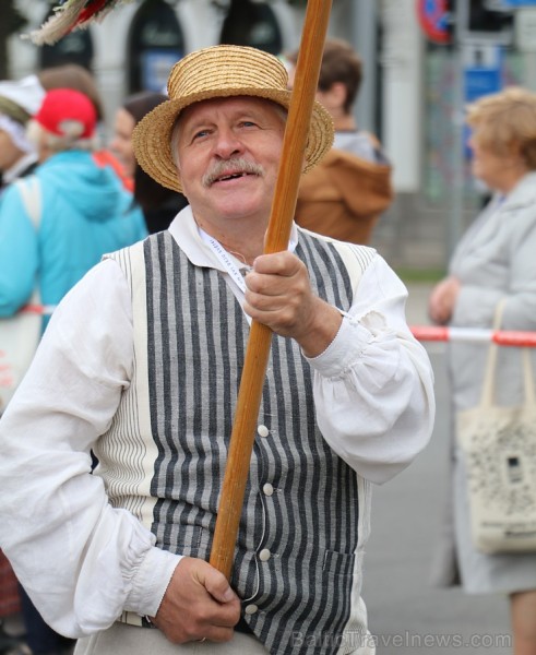 Dziesmu un deju svētku atklāšanas gājiens pulcē Rīgā visus Latvijas novadus (301-400) 226823