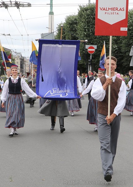 Dziesmu un deju svētku atklāšanas gājiens pulcē Rīgā visus Latvijas novadus (301-400) 226825