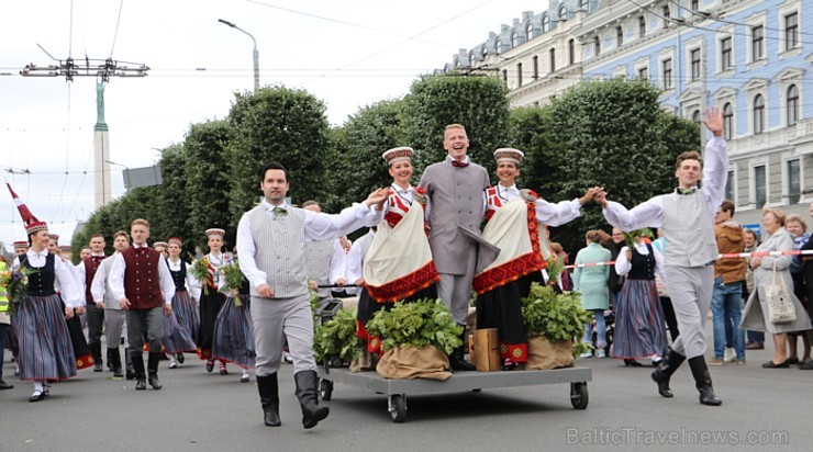 Dziesmu un deju svētku atklāšanas gājiens pulcē Rīgā visus Latvijas novadus (301-400) 226826