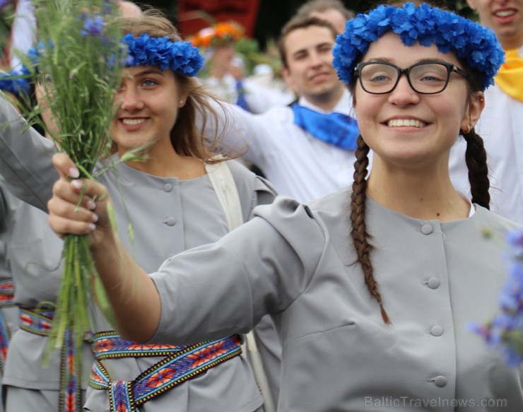 Dziesmu un deju svētku atklāšanas gājiens pulcē Rīgā visus Latvijas novadus (301-400) 226828