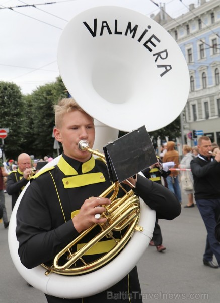 Dziesmu un deju svētku atklāšanas gājiens pulcē Rīgā visus Latvijas novadus (301-400) 226831