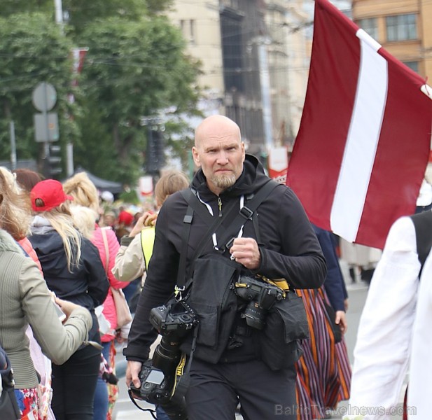Dziesmu un deju svētku atklāšanas gājiens pulcē Rīgā visus Latvijas novadus (301-400) 226833