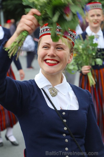 Dziesmu un deju svētku atklāšanas gājiens pulcē Rīgā visus Latvijas novadus (301-400) 226834