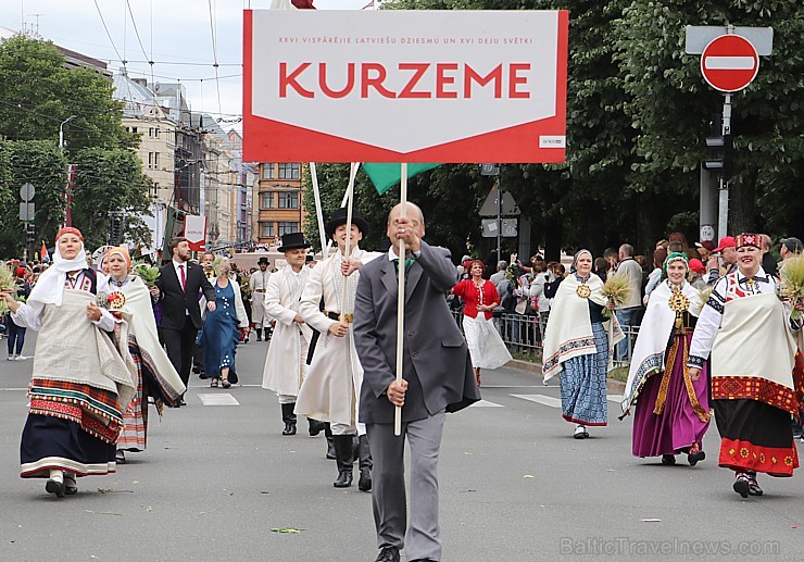 Dziesmu un deju svētku atklāšanas gājiens pulcē Rīgā visus Latvijas novadus (301-400) 226856
