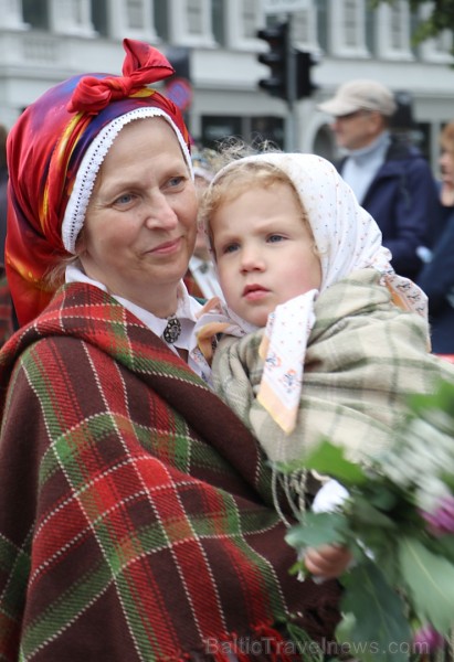 Dziesmu un deju svētku atklāšanas gājiens pulcē Rīgā visus Latvijas novadus (301-400) 226860