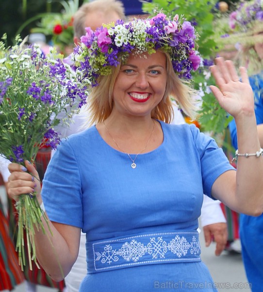 Dziesmu un deju svētku atklāšanas gājiens pulcē Rīgā visus Latvijas novadus (301-400) 226872