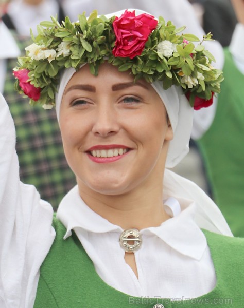 Dziesmu un deju svētku atklāšanas gājiens pulcē Rīgā visus Latvijas novadus (301-400) 226873