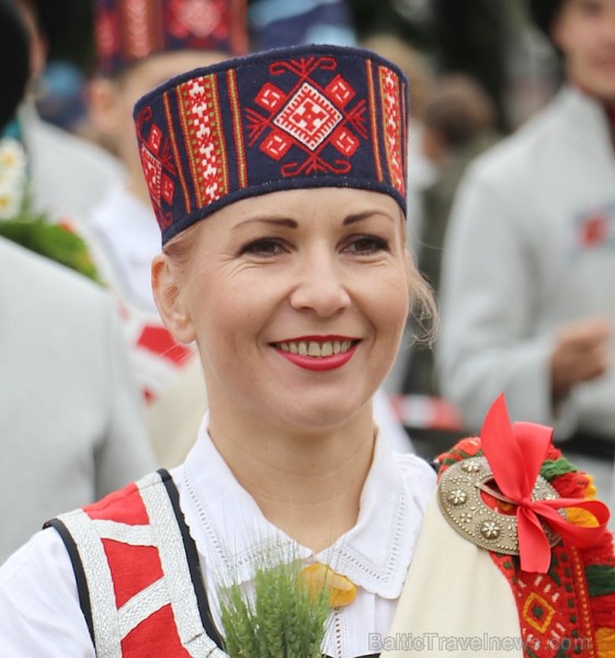 Dziesmu un deju svētku atklāšanas gājiens pulcē Rīgā visus Latvijas novadus (301-400) 226879