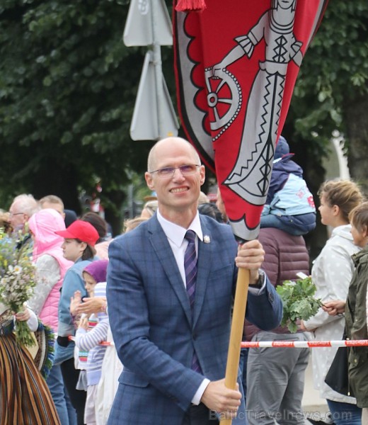 Dziesmu un deju svētku atklāšanas gājiens pulcē Rīgā visus Latvijas novadus (301-400) 226888
