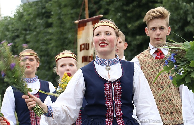 Dziesmu un deju svētku atklāšanas gājiens pulcē Rīgā visus Latvijas novadus (301-400) 226891