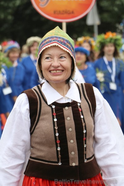 Dziesmu un deju svētku atklāšanas gājiens pulcē Rīgā visus Latvijas novadus (301-400) 226892