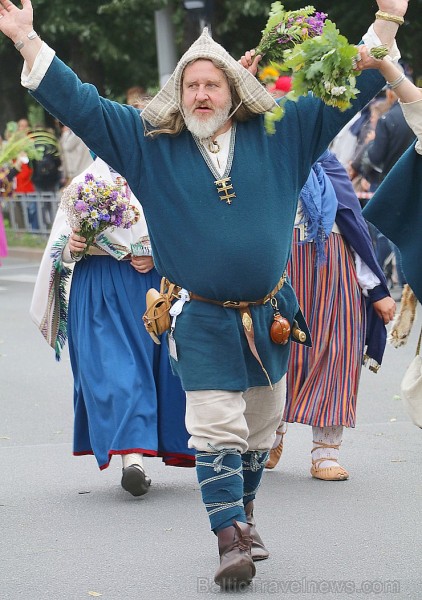 Dziesmu un deju svētku atklāšanas gājiens pulcē Rīgā visus Latvijas novadus (301-400) 226893