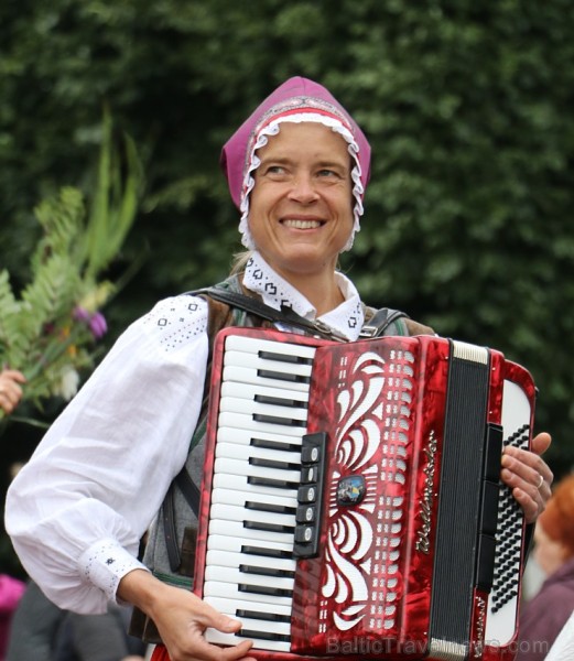 Dziesmu un deju svētku atklāšanas gājiens pulcē Rīgā visus Latvijas novadus (301-400) 226910