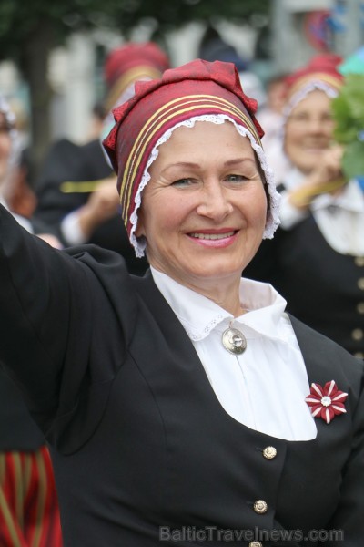 Dziesmu un deju svētku atklāšanas gājiens pulcē Rīgā visus Latvijas novadus (301-400) 226921