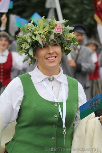 Dziesmu un deju svētku atklāšanas gājiens pulcē Rīgā visus Latvijas novadus (301-400) 226926