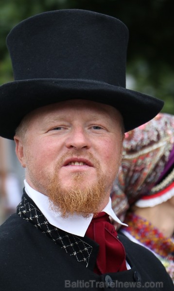 Dziesmu un deju svētku atklāšanas gājiens pulcē Rīgā visus Latvijas novadus (301-400) 226935