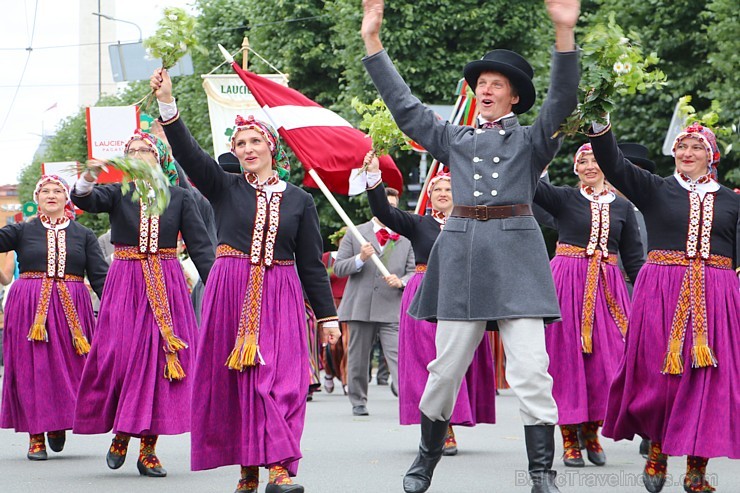 Dziesmu un deju svētku atklāšanas gājiens pulcē Rīgā visus Latvijas novadus (401-500) 226936
