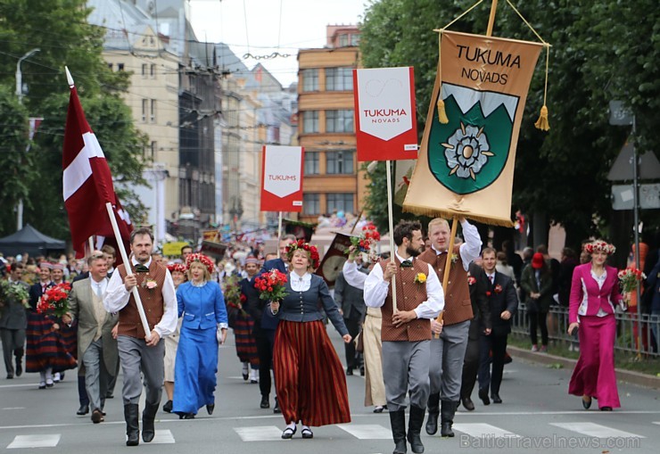 Dziesmu un deju svētku atklāšanas gājiens pulcē Rīgā visus Latvijas novadus (401-500) 226951