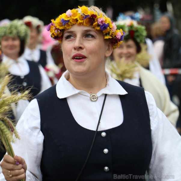 Dziesmu un deju svētku atklāšanas gājiens pulcē Rīgā visus Latvijas novadus (401-500) 226984