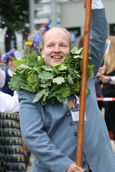 Dziesmu un deju svētku atklāšanas gājiens pulcē Rīgā visus Latvijas novadus (401-500) 226996