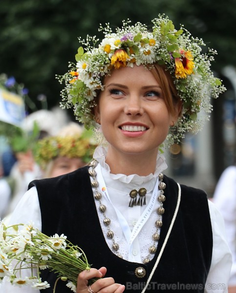 Dziesmu un deju svētku atklāšanas gājiens pulcē Rīgā visus Latvijas novadus (401-500) 227003