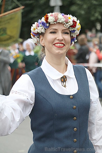 Dziesmu un deju svētku atklāšanas gājiens pulcē Rīgā visus Latvijas novadus (401-500) 227009
