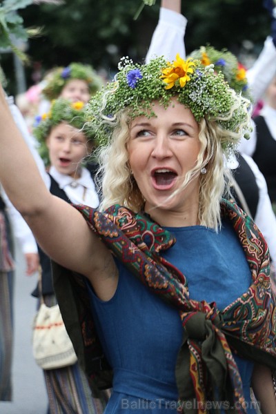 Dziesmu un deju svētku atklāšanas gājiens pulcē Rīgā visus Latvijas novadus (401-500) 227013