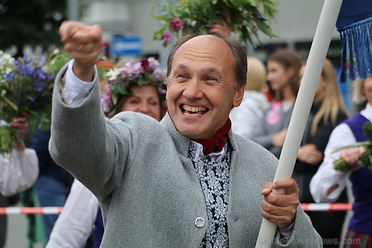 Dziesmu un deju svētku atklāšanas gājiens pulcē Rīgā visus Latvijas novadus (401-500) 227021