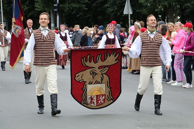 Dziesmu un deju svētku atklāšanas gājiens pulcē Rīgā visus Latvijas novadus (401-500) 227033