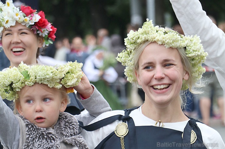 Dziesmu un deju svētku atklāšanas gājiens pulcē Rīgā visus Latvijas novadus (501-600) 227053