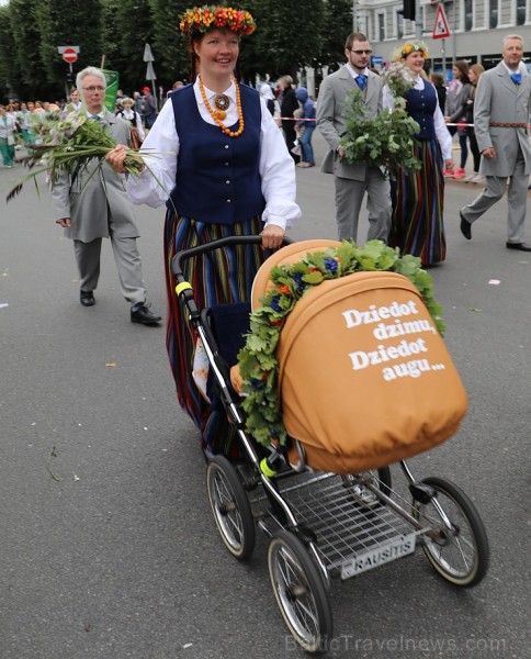 Dziesmu un deju svētku atklāšanas gājiens pulcē Rīgā visus Latvijas novadus (501-600) 227102