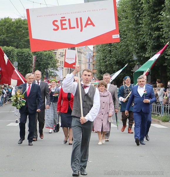 Dziesmu un deju svētku atklāšanas gājiens pulcē Rīgā visus Latvijas novadus (501-600) 227111