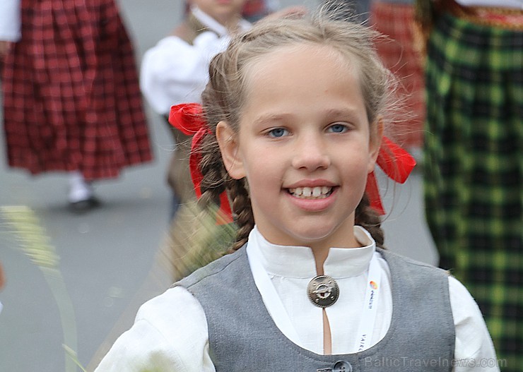 Dziesmu un deju svētku atklāšanas gājiens pulcē Rīgā visus Latvijas novadus (601-700) 227232